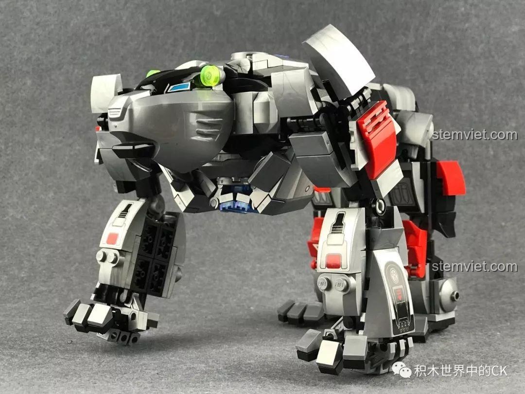 Góc nhìn nghiêng của mô hình Robot Gấu Bạo Kích QMAN 3605, khoe các khớp nối linh hoạt và chi tiết.