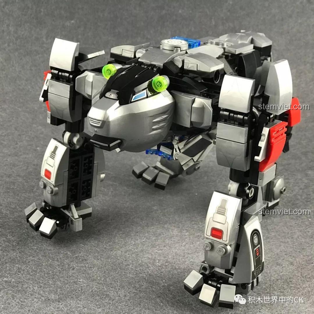 Mô hình Robot Gấu Bạo Kích QMAN 3605 hoàn chỉnh, nhìn từ phía trước với dáng vẻ oai vệ và mạnh mẽ.