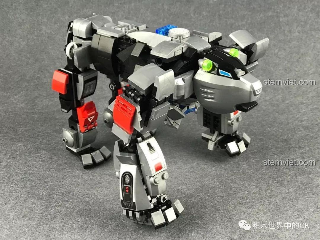 Robot Gấu Bạo Kích QMAN 3605 trong một tư thế khác, khoe được bộ móng vuốt sắc bén và dáng vẻ hầm hố.