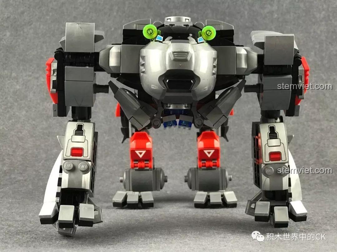 Mặt sau của mô hình Robot Gấu Bạo Kích QMAN 3605, thiết kế gọn gàng và che đi các chi tiết thừa.