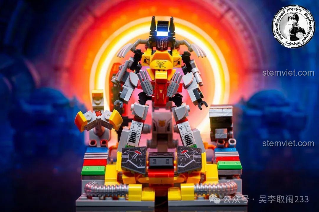 Mô hình Robot Grimlock và trạm chỉ huy được chụp nghệ thuật với hiệu ứng ánh sáng.