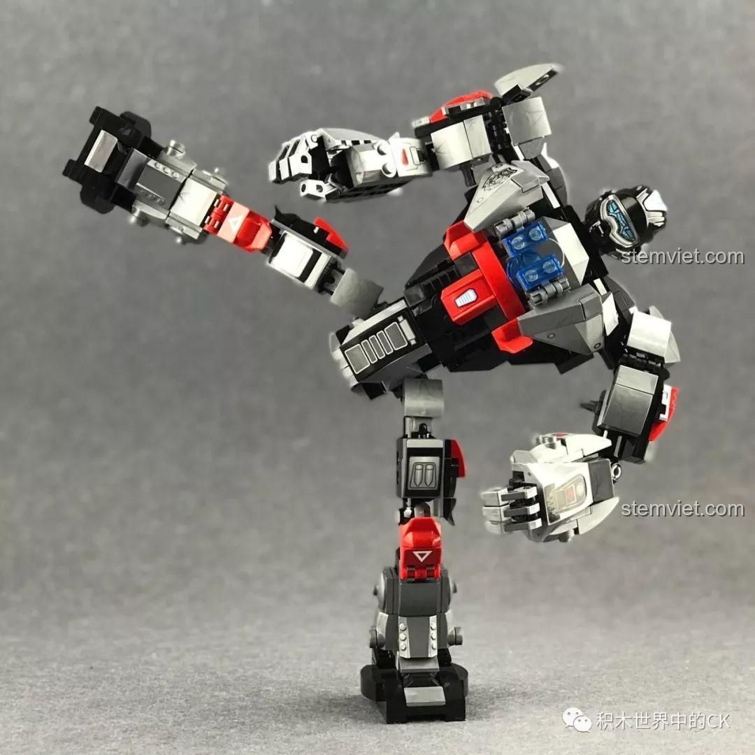 Robot hình người QMAN 3605 thực hiện một cú đá cao, chứng tỏ khả năng giữ thăng bằng và độ linh hoạt của khớp.