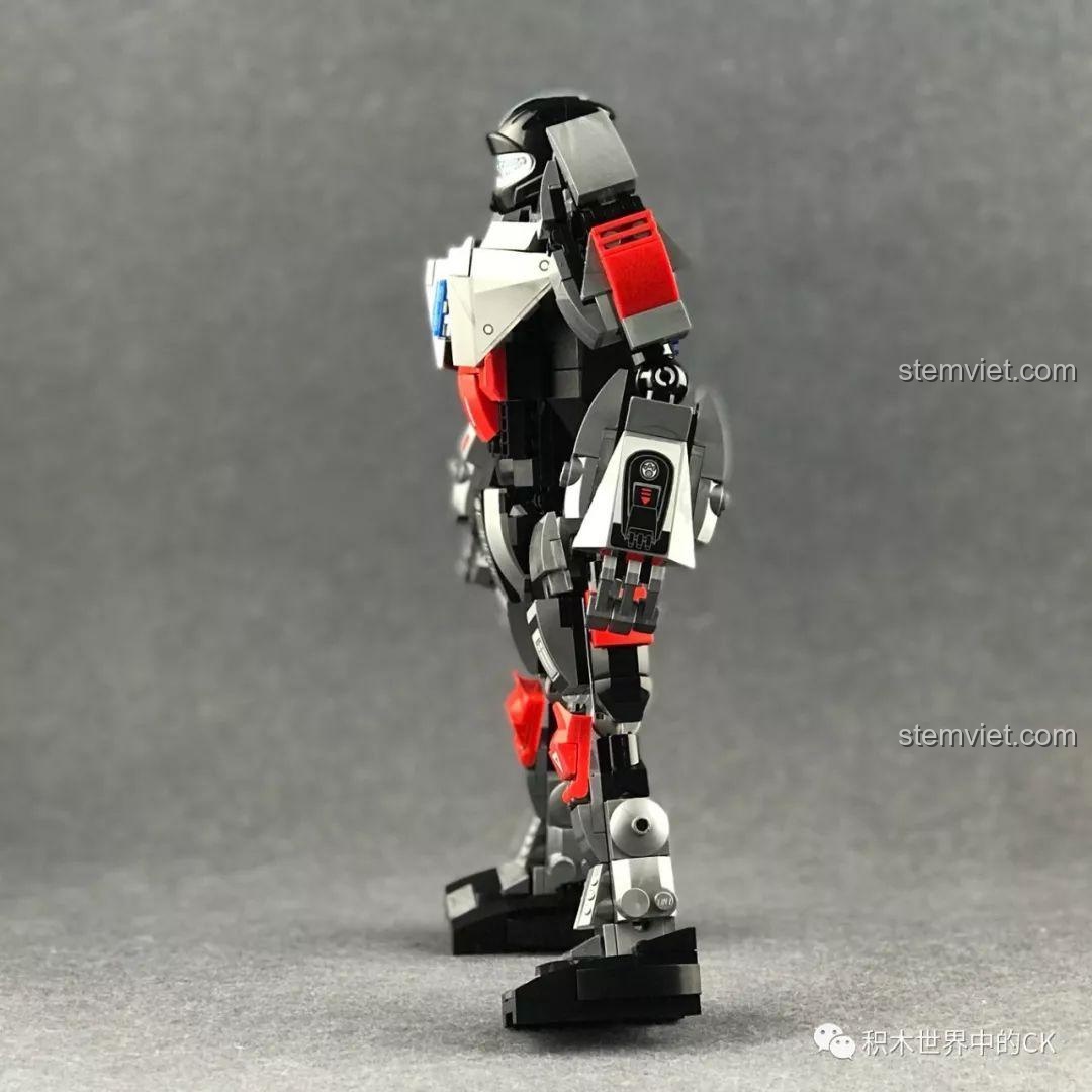 Góc nhìn bên hông của robot hình người QMAN 3605, thể hiện thiết kế cân đối và các khớp nối linh hoạt.