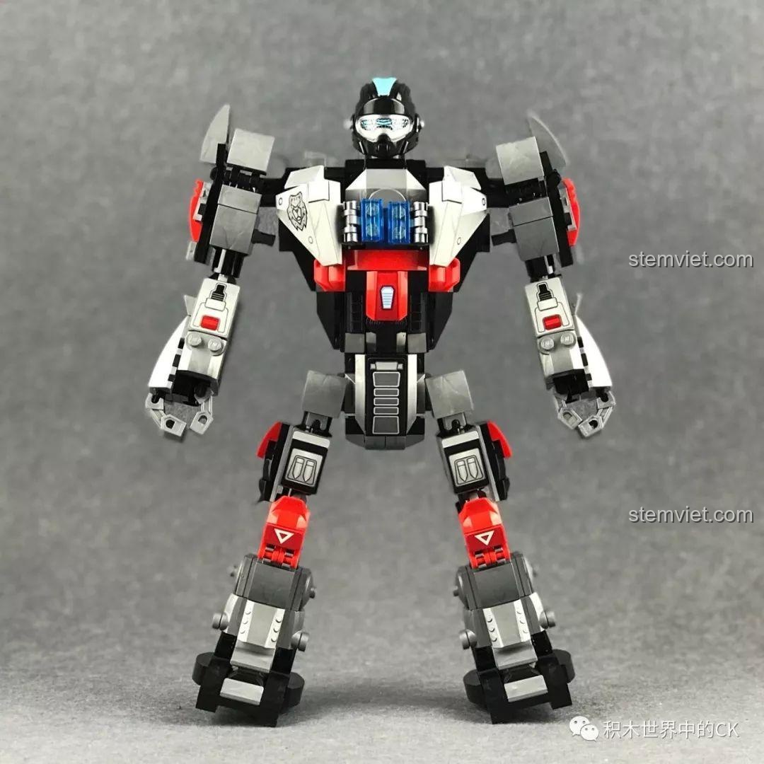 Toàn cảnh robot hình người QMAN 3605 sau khi biến hình, với các chi tiết được trang trí bằng sticker.