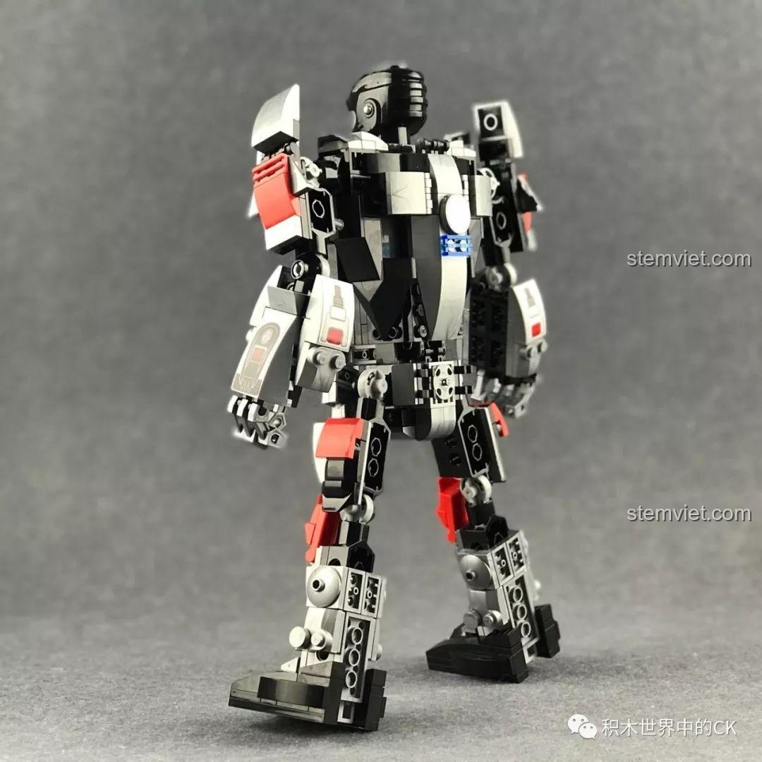 Mặt sau của robot hình người QMAN 3605, cho thấy các chi tiết được sắp xếp gọn gàng và thẩm mỹ.