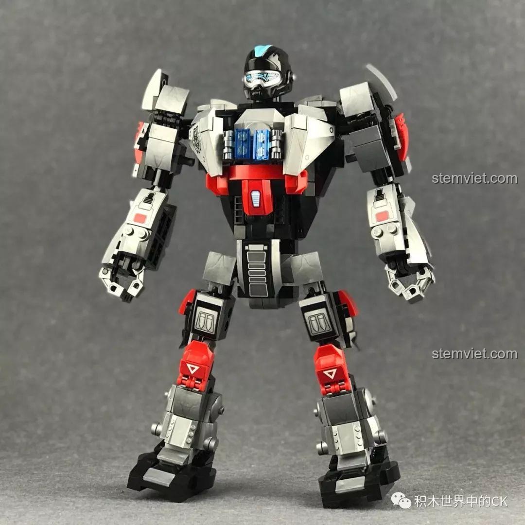 Mô hình Gấu Bạo Kích QMAN 3605 sau khi biến hình thành dạng robot hình người, đứng thẳng đầy kiêu hãnh.