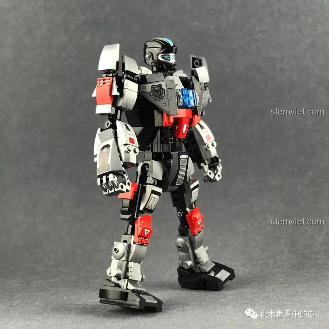 Robot hình người QMAN 3605 trong tư thế sẵn sàng chiến đấu, khoe các khớp nối linh hoạt và chi tiết.