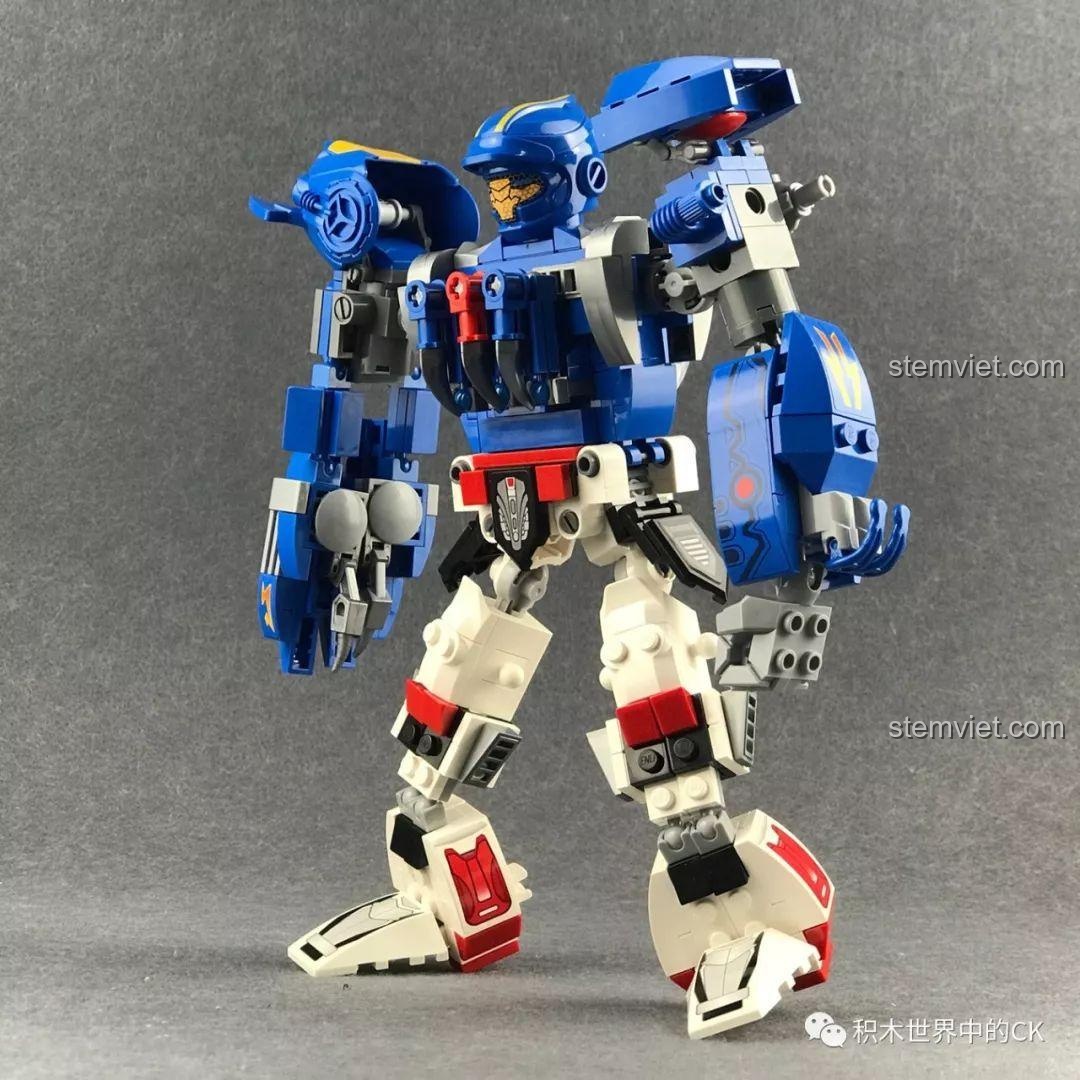 Robot hợp thể Infinite Warrior hoàn chỉnh nhìn từ bên hông, khoe sự kết hợp màu sắc xanh, trắng và đỏ.