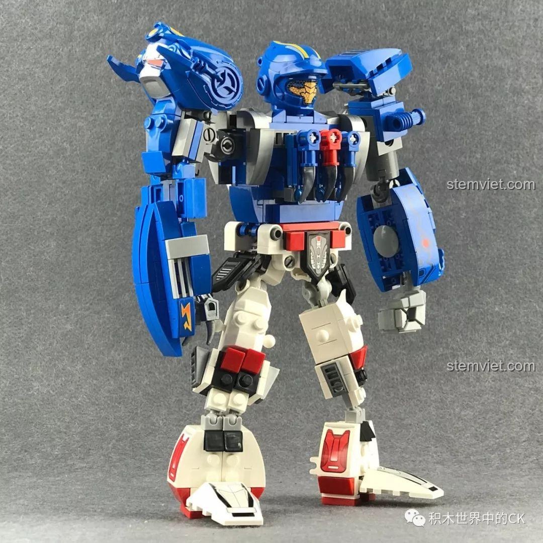 Robot hợp thể Infinite Warrior QMAN 3603 sau khi đội mũ giáp, trong tư thế sẵn sàng chiến đấu.