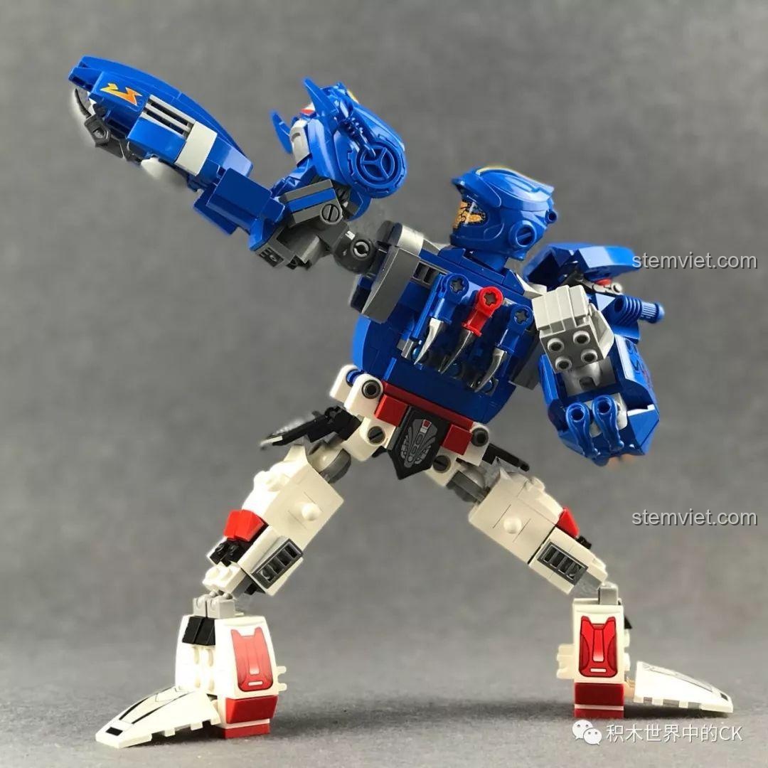 Một tư thế tạo dáng khác của Robot hợp thể Infinite Warrior, thể hiện sức mạnh và sự năng động của mô hình.