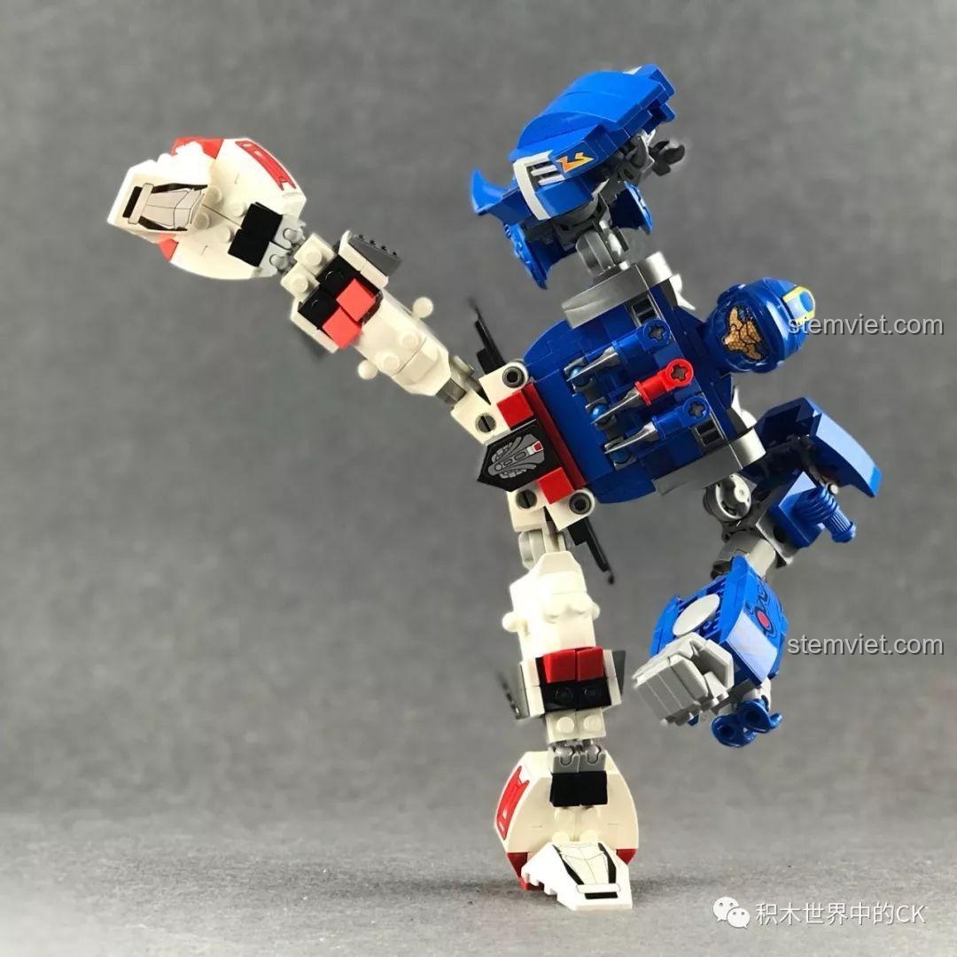 Robot hợp thể Infinite Warrior QMAN trong một tư thế hành động đá chân, thể hiện độ linh hoạt của các khớp.