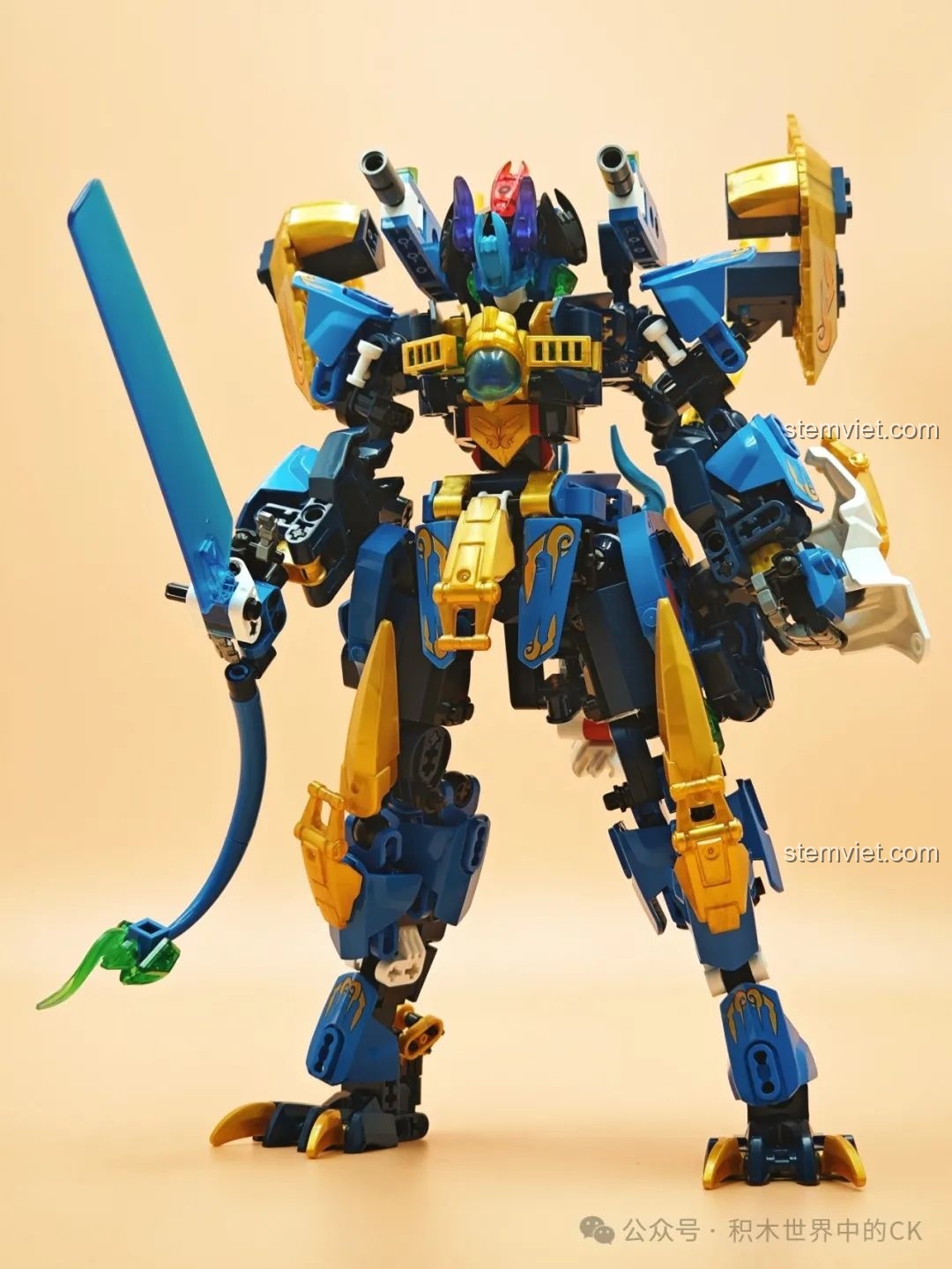 Mô hình Robot Huyền Vũ F5-A0004 hoàn chỉnh ở dạng mecha, trang bị kiếm và khiên độc đáo.