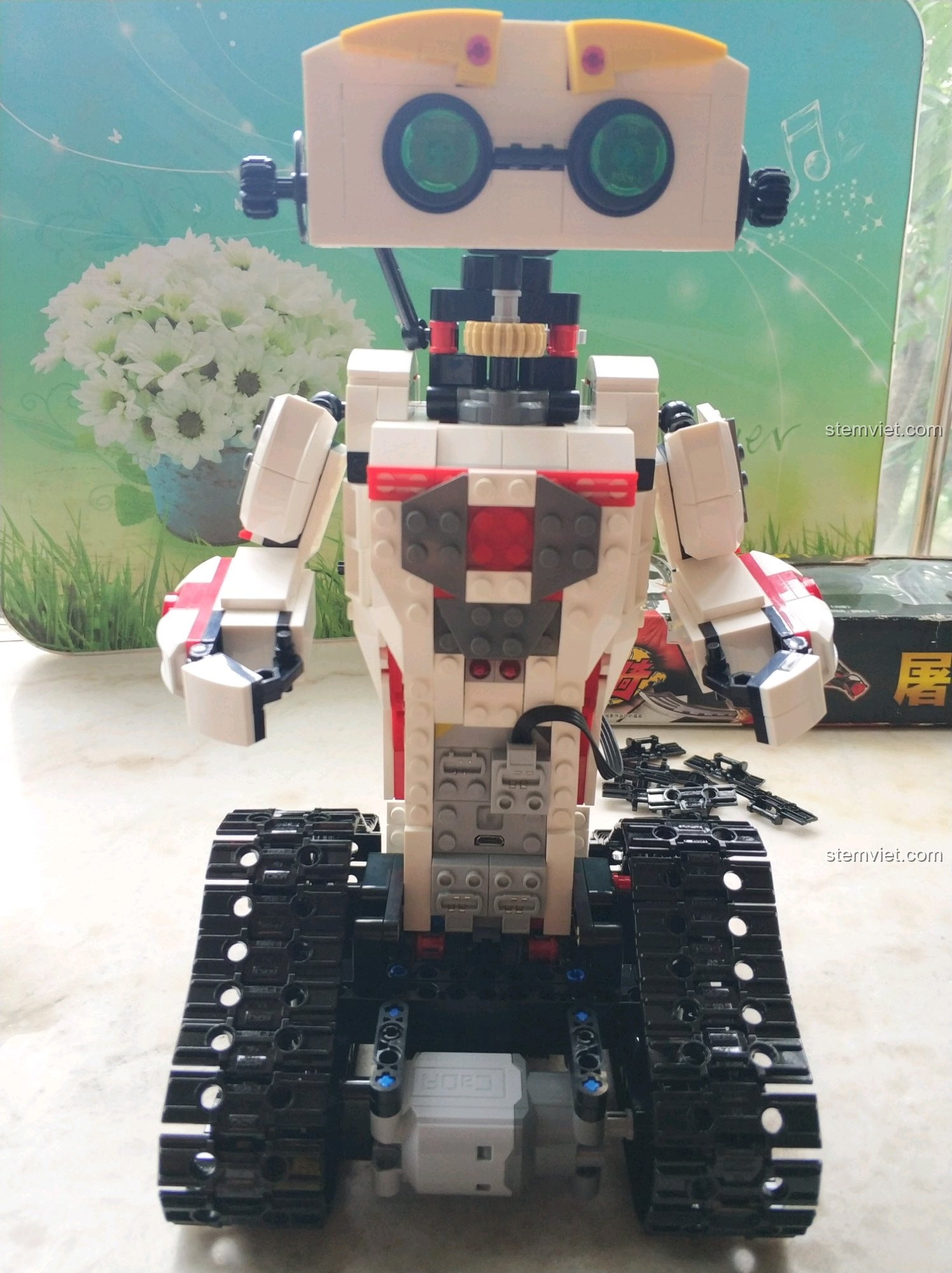 Mô hình Robot KAKA C51027 hoàn chỉnh nhìn từ phía trước, thiết kế đáng yêu và hiện đại.