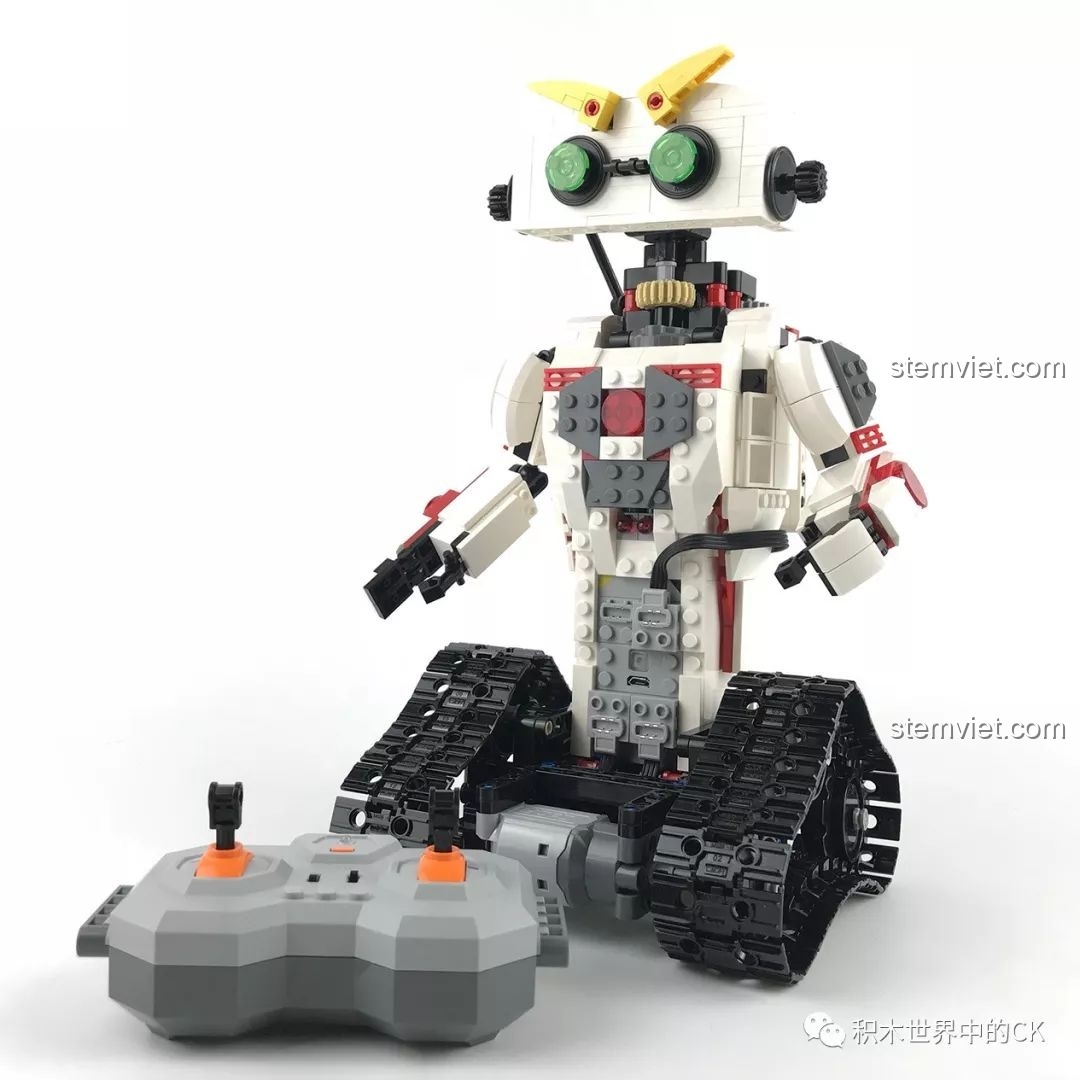 Mô hình robot KAKA CaDA C51027 và tay cầm điều khiển từ xa, sẵn sàng cho những cuộc phiêu lưu.