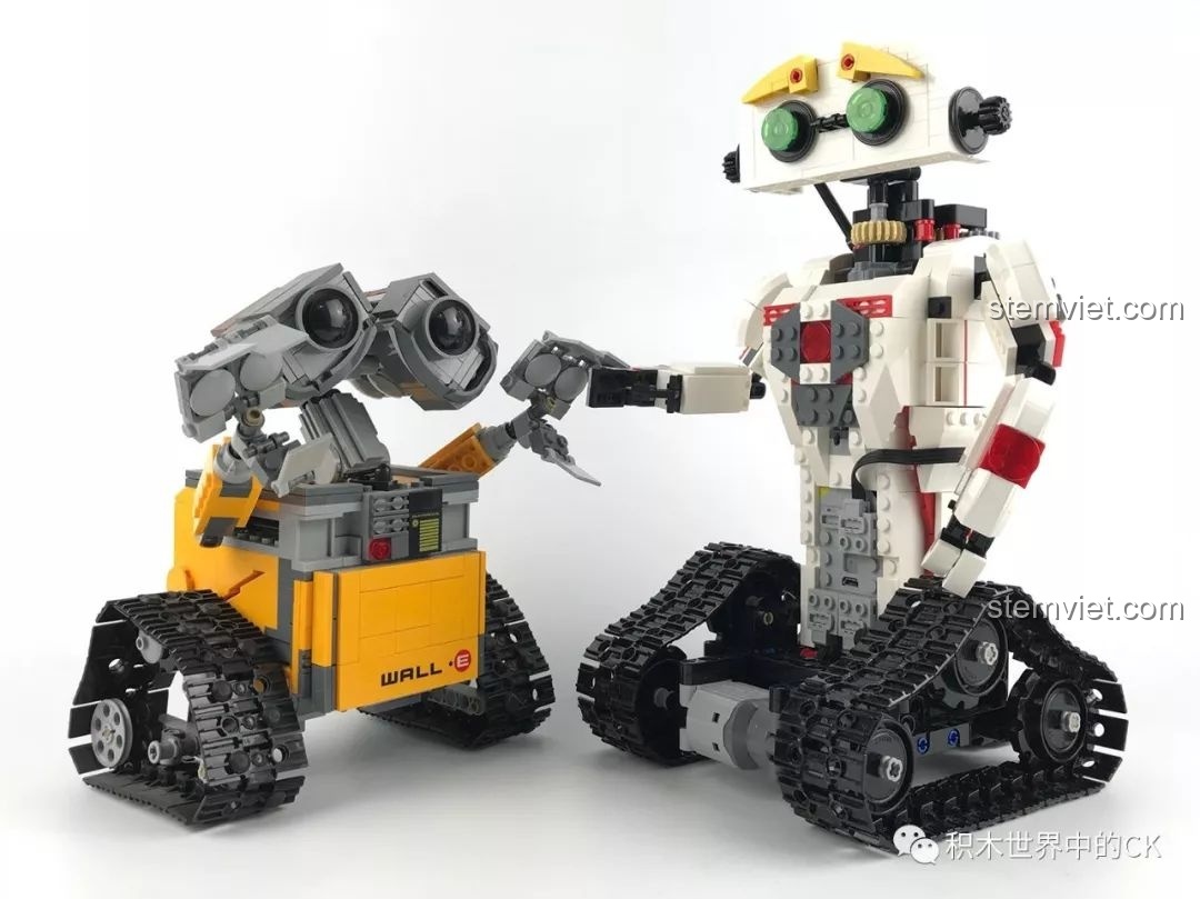 Robot KAKA CaDA C51027 đứng cạnh robot Wall-E, so sánh kích thước và thiết kế của hai mô hình.