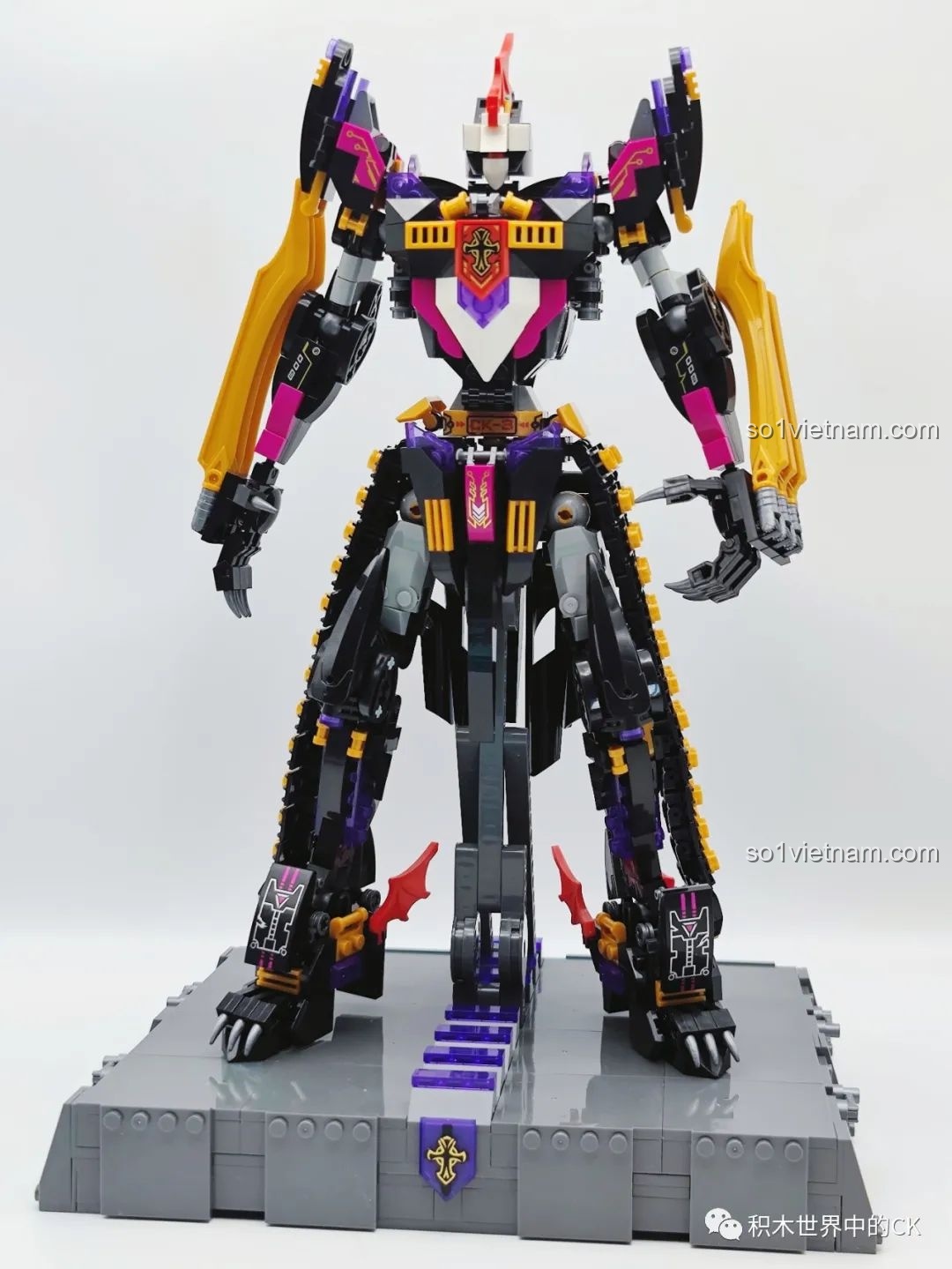 Robot Kỵ Sĩ Tai Ương dần hoàn thiện với phần thân trên và cánh, các chi tiết khớp nối chắc chắn, tạo nên vẻ ngoài ấn tượng.