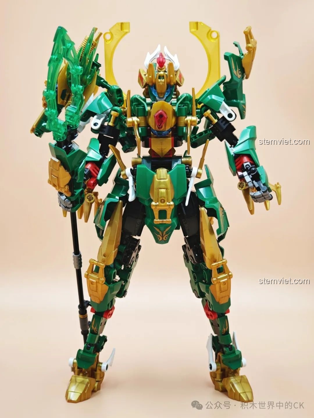 Ảnh chụp toàn thân của Robot Mecha Biến Hình Thanh Long, một món đồ chơi xây dựng tuyệt vời cho bé trai 8 tuổi.