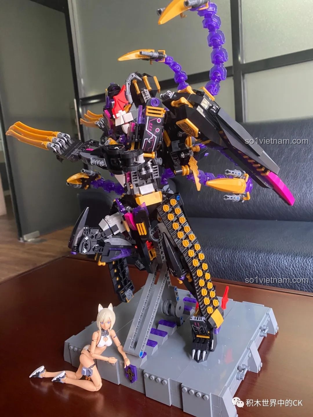 Robot Mecha JIESTAR 67010 Kỵ Sĩ Tai Ương và minifigure trong tư thế sẵn sàng chiến đấu, thể hiện khả năng tạo dáng linh hoạt.