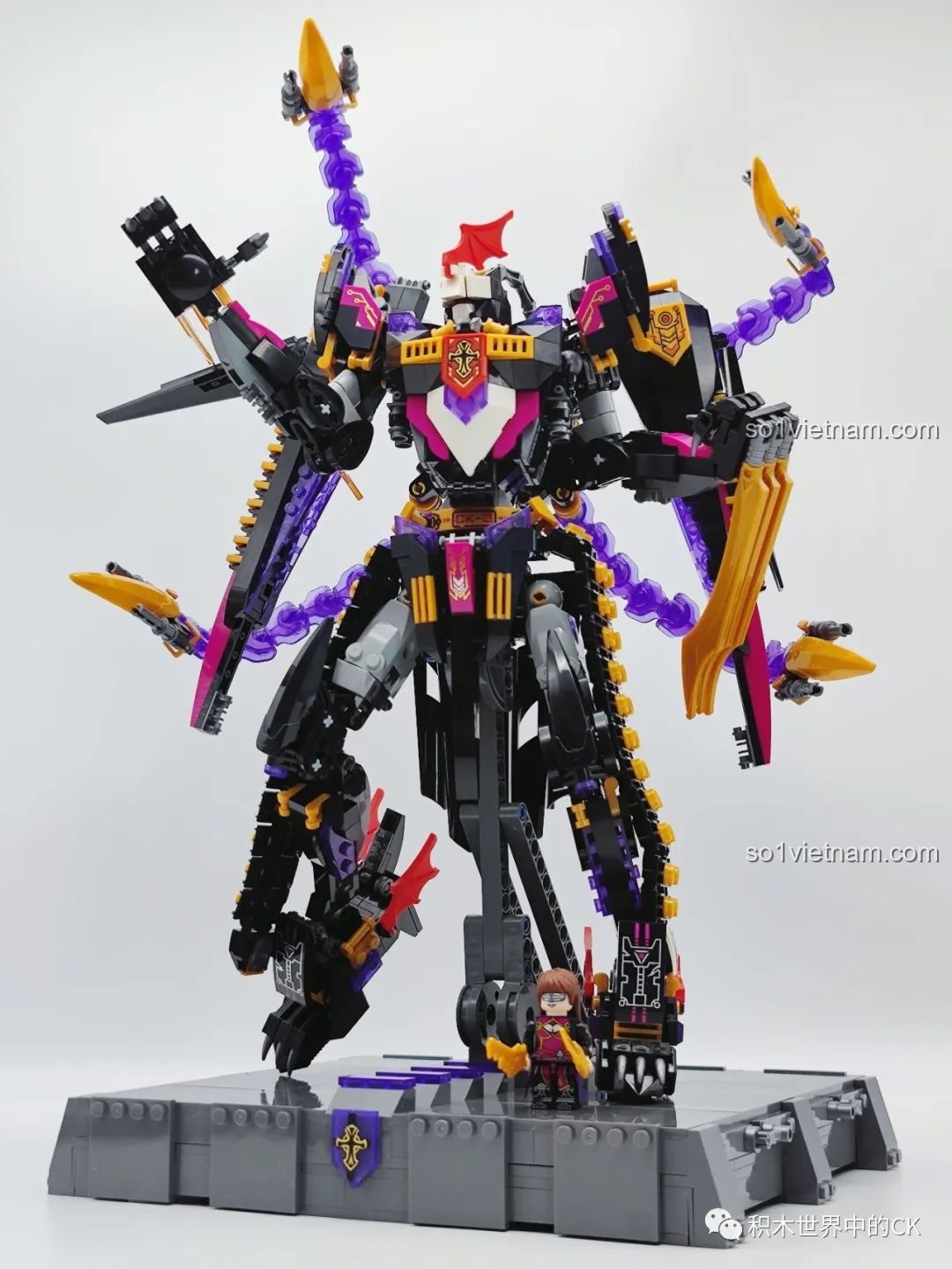 Robot Mecha Kỵ Sĩ Tai Ương cùng minifigure Takahashi Yumiko, tạo nên một cảnh tượng chiến đấu sống động và ấn tượng.