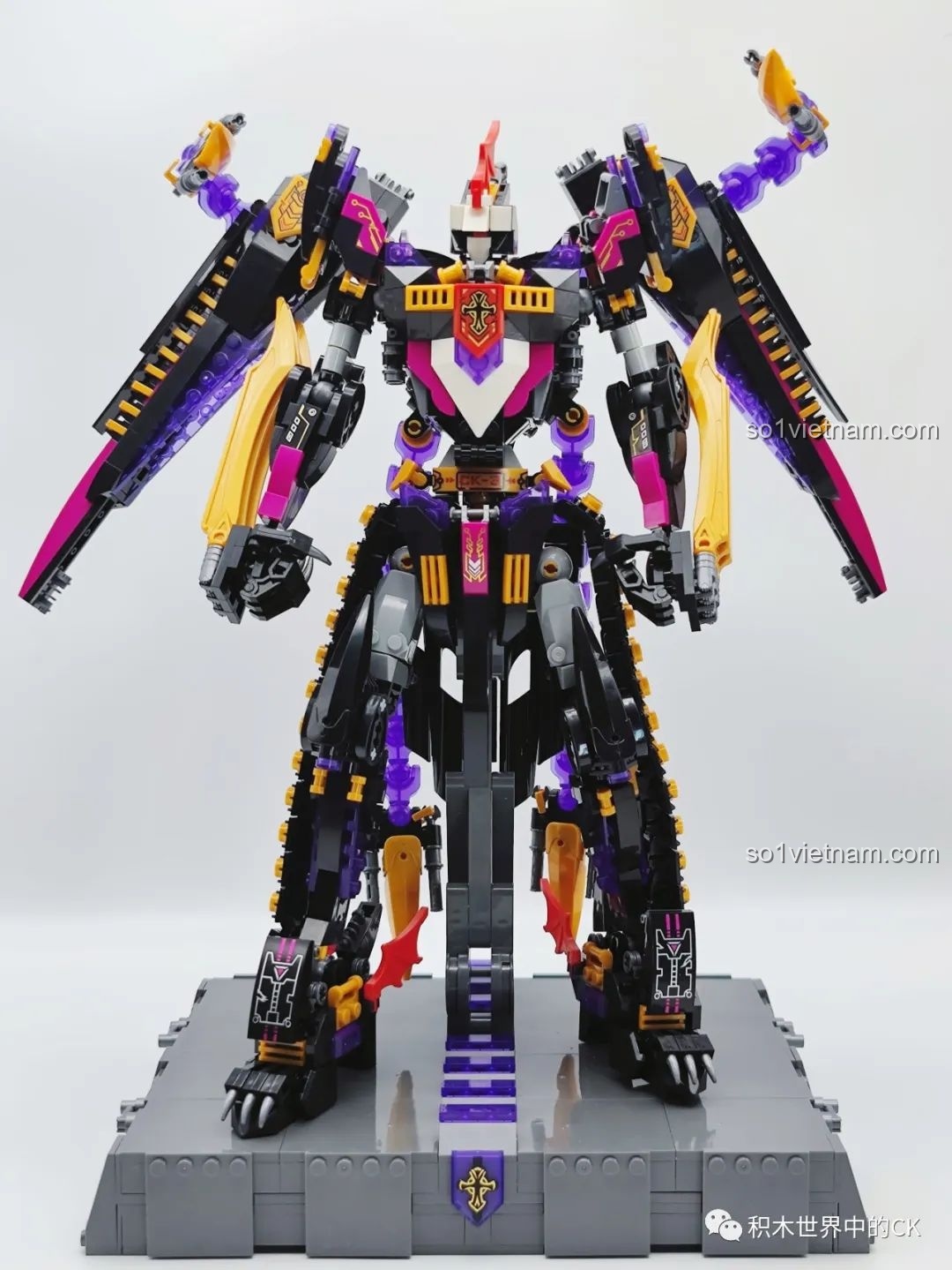 Mô hình robot Mecha Kỵ Sĩ Tai Ương hoàn chỉnh, đứng vững trên đế, thể hiện sự đồ sộ và thiết kế ấn tượng của JIESTAR 67010.