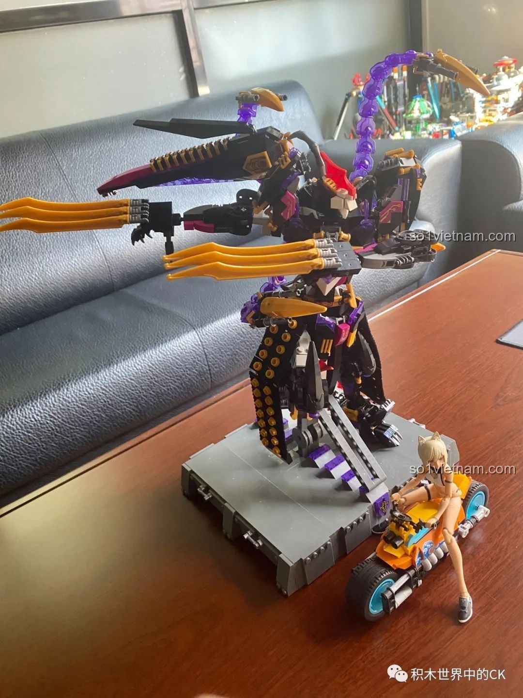 Góc nhìn nghiêng của robot Mecha Kỵ Sĩ Tai Ương JIESTAR 67010, phô diễn các chi tiết giáp và vũ khí, toát lên vẻ mạnh mẽ.