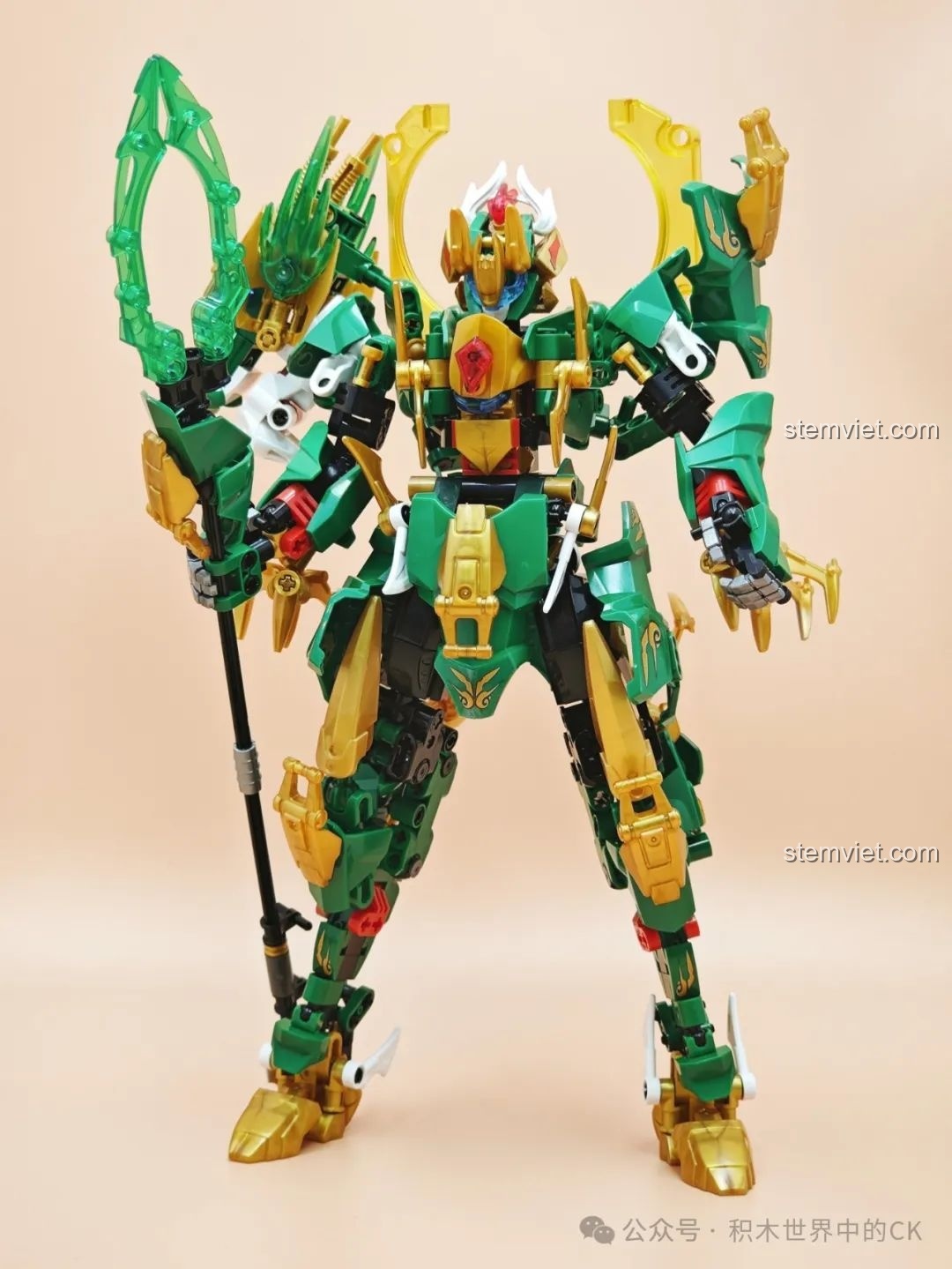 Mô hình Robot Mecha Biến Hình Thanh Long F5-A0001 hoàn thiện, đứng hiên ngang với vũ khí trên tay.