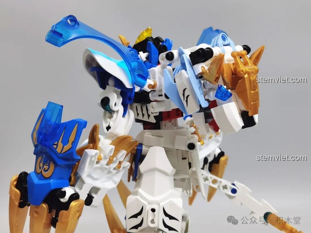 Hai mô hình Robot Mecha Thanh Long và Bạch Hổ đứng cạnh nhau, thể hiện sự đối lập và hài hòa.