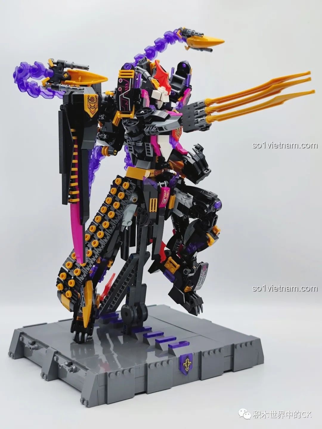 Robot Mecha trong tư thế tấn công, vũ khí sẵn sàng khai hỏa, thể hiện sức mạnh và khả năng chiến đấu của Kỵ Sĩ Tai Ương.