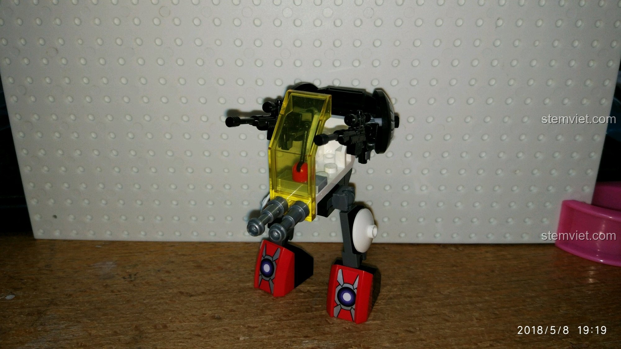 Mô hình robot mini 2 chân của phe phản diện trong bộ QMAN 2713, trang bị súng máy.