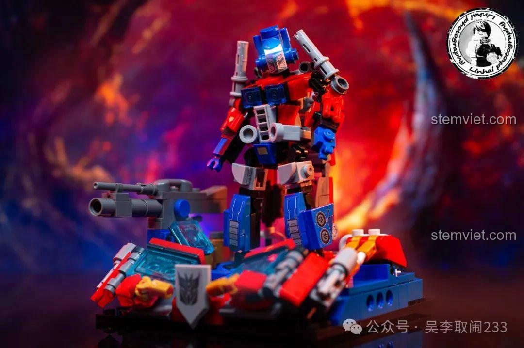 Mô hình Robot Optimus Prime và trạm chỉ huy được chụp nghệ thuật với hiệu ứng ánh sáng.