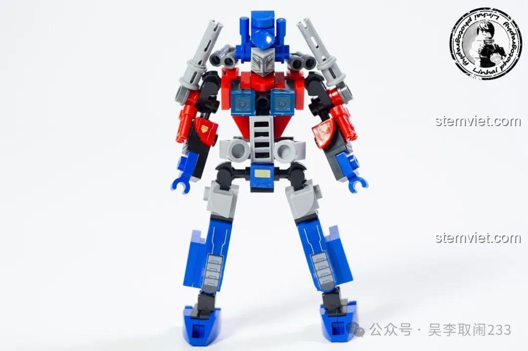 Mô hình Robot Optimus Prime hoàn chỉnh từ bộ lắp ráp Forange Block FC1547, cao khoảng 10cm.