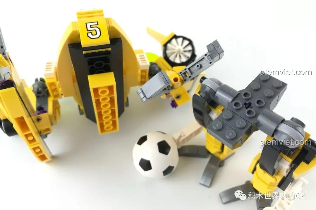 Mô hình Robot bóng đá QMAN 3004 bị tách rời ở phần eo do khớp nối yếu.