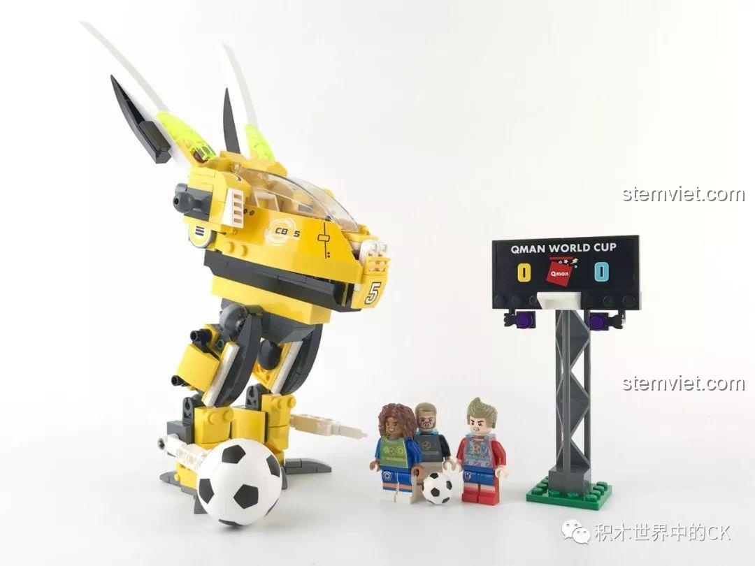 Mô hình Robot bóng đá QMAN 3004 gần hoàn thiện với phần thân và chân đã được lắp ráp.