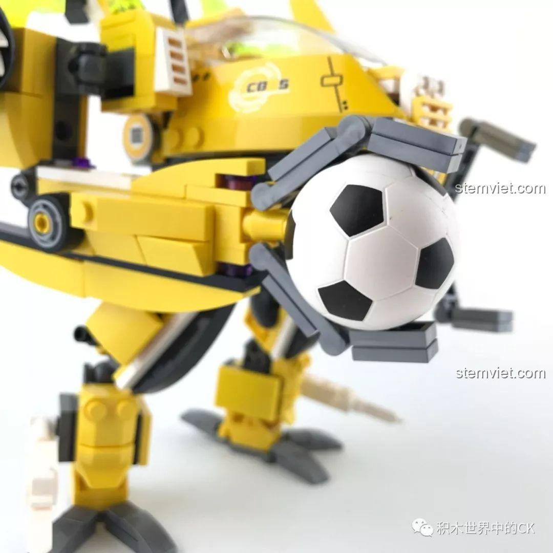 Cận cảnh đôi tay của Robot bóng đá QMAN 3004 đang kẹp giữ quả bóng một cách chắc chắn.