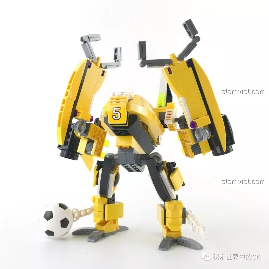 Robot bóng đá QMAN 3004 trong tư thế ăn mừng chiến thắng dù có một số hạn chế về khớp.