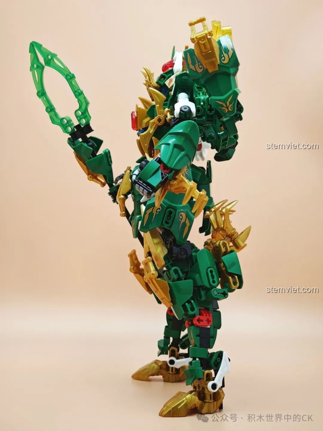 Góc nhìn nghiêng của Robot Rồng Xanh A0001, làm nổi bật các chi tiết bên hông và vũ khí.