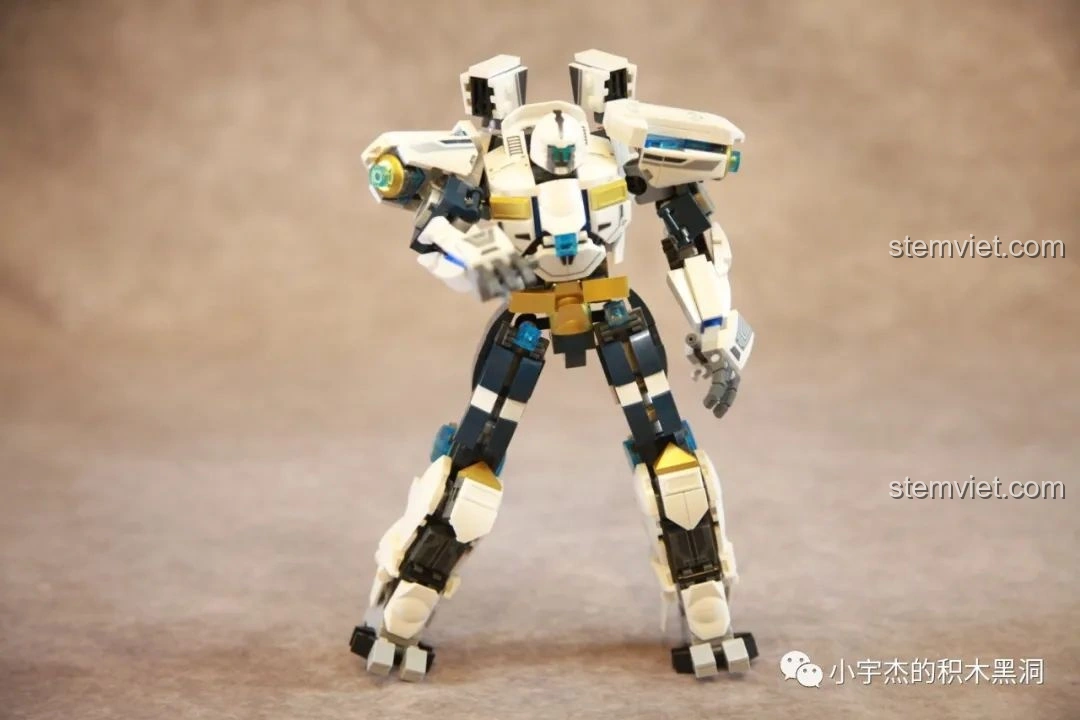 Robot Băng Phong Bảo Vệ Sluban M38-B1151 trong tư thế cầm kiếm uy dũng, thể hiện sức mạnh.