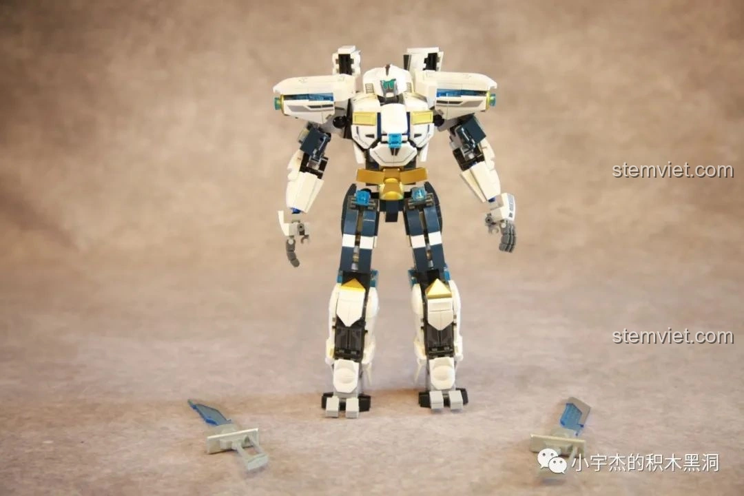 Góc nhìn nghiêng của mô hình Robot Băng Phong Bảo Vệ Sluban M38-B1151, thể hiện chi tiết giáp và khớp nối.