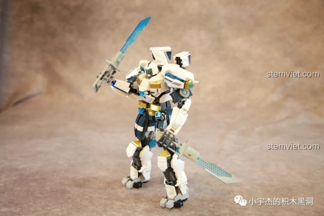 Robot Băng Phong Bảo Vệ Sluban M38-B1151 cầm kiếm chéo, thể hiện sự năng động.