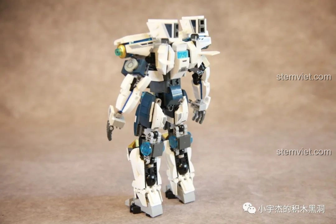 Góc nhìn phía sau nghiêng của Robot Băng Phong Bảo Vệ Sluban M38-B1151, thể hiện độ chi tiết và khớp nối.