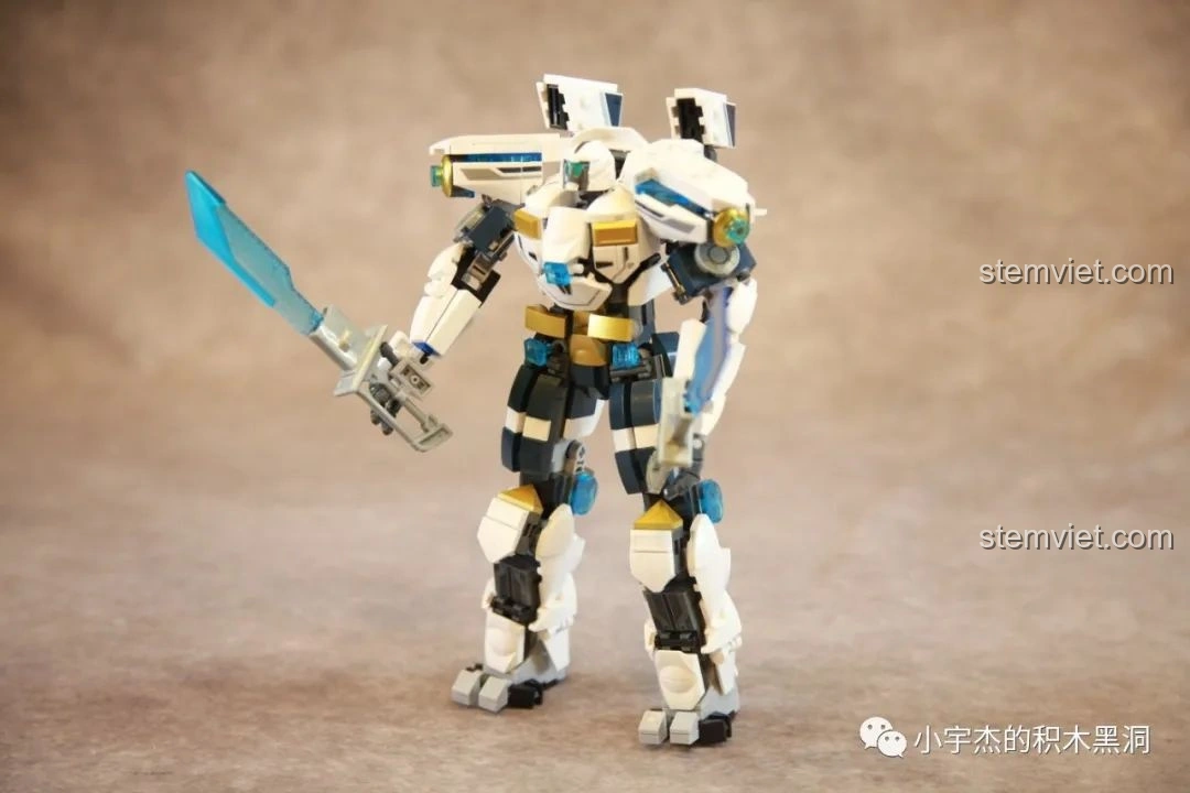 Robot Băng Phong Bảo Vệ Sluban M38-B1151 trong tư thế tấn công, kiếm năng lượng giơ cao.