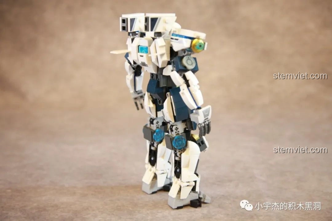 Robot Băng Phong Bảo Vệ Sluban M38-B1151 trong tư thế chiến đấu, thể hiện khả năng tạo dáng linh hoạt.