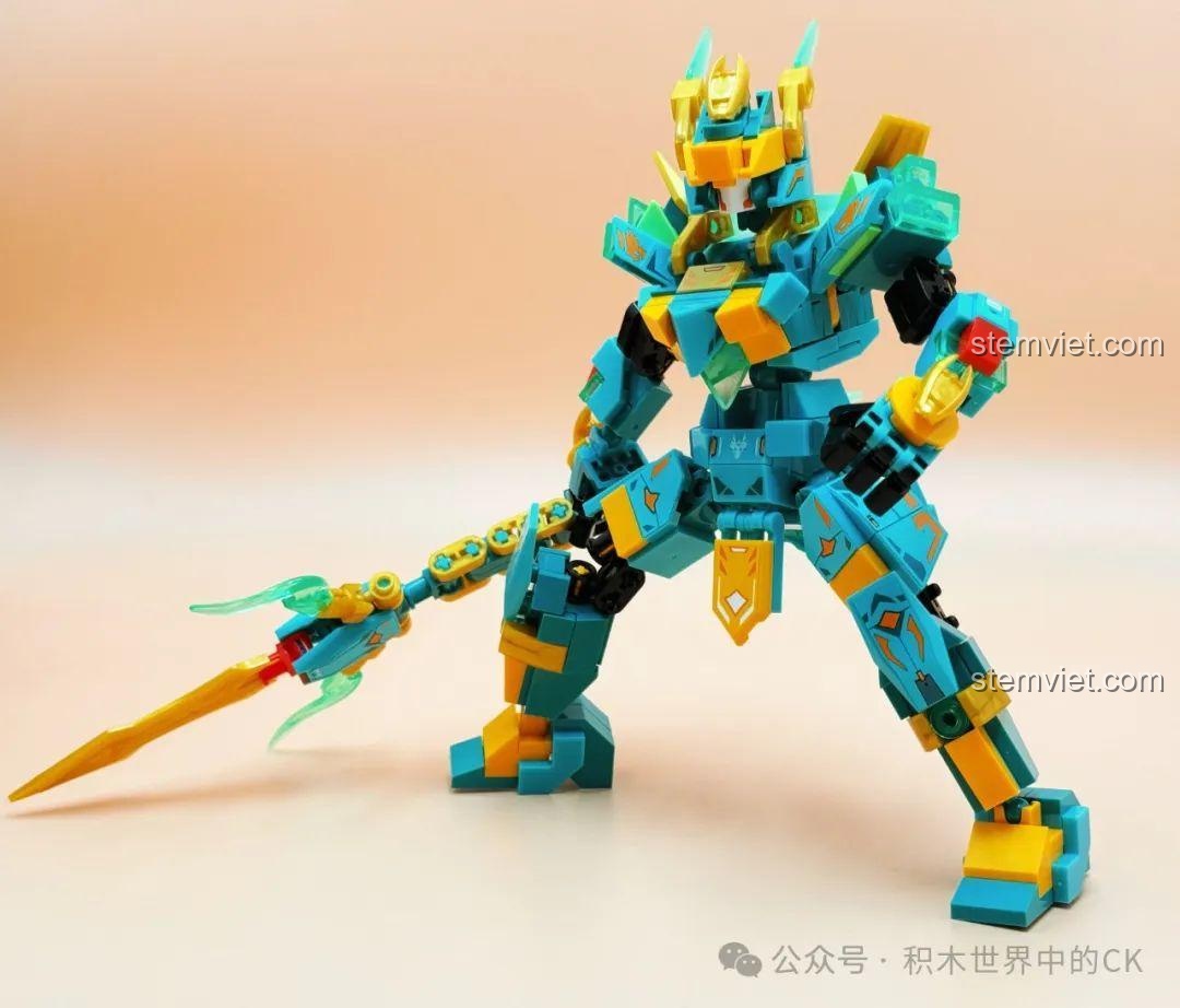 Robot Thanh Long SEMBO 106061 trong tư thế tấn công với cây thương dài, một món đồ chơi mô hình đáng tiền cho bé.