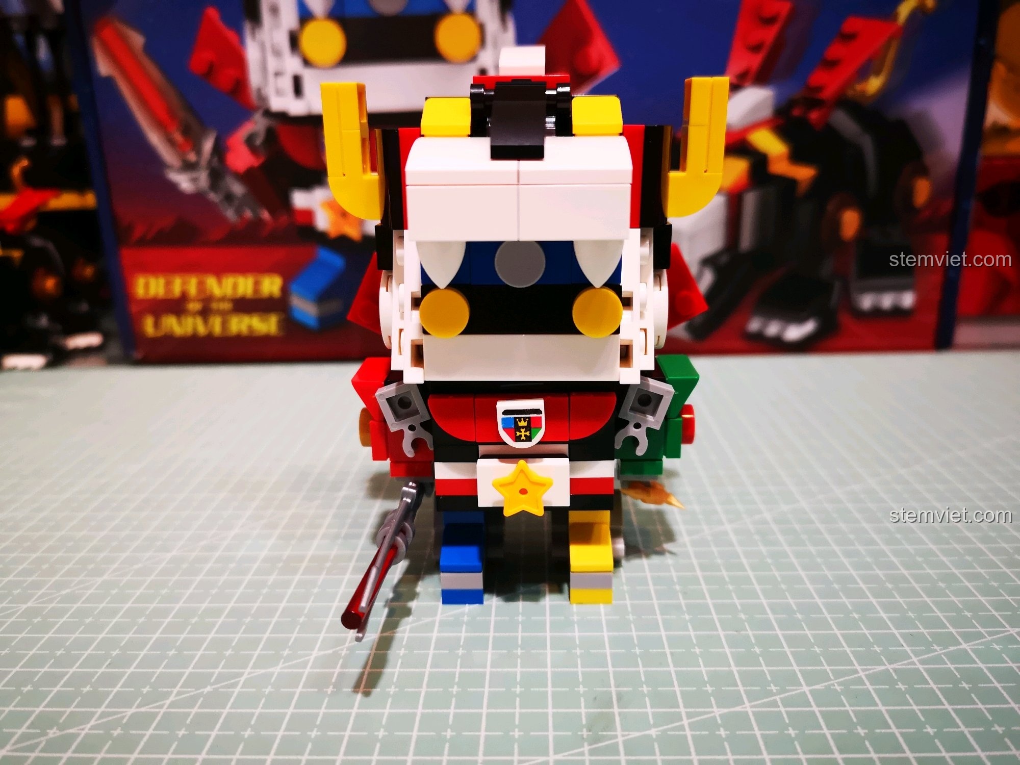 Mô hình Robot Voltron Decool 8002 hoàn chỉnh với thanh gươm trong tay.