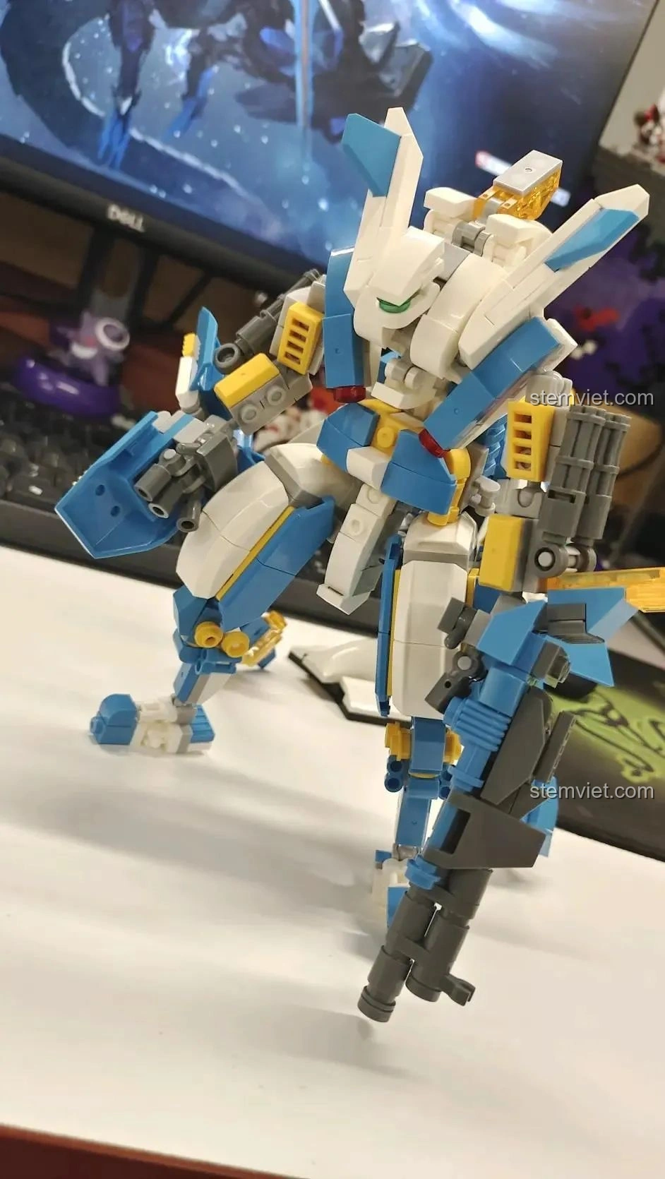 Robot WOMA C0407 Robot Biến Hình Không Trung Bá Vương - Thợ Săn Trời cầm khiên và súng trường năng lượng.