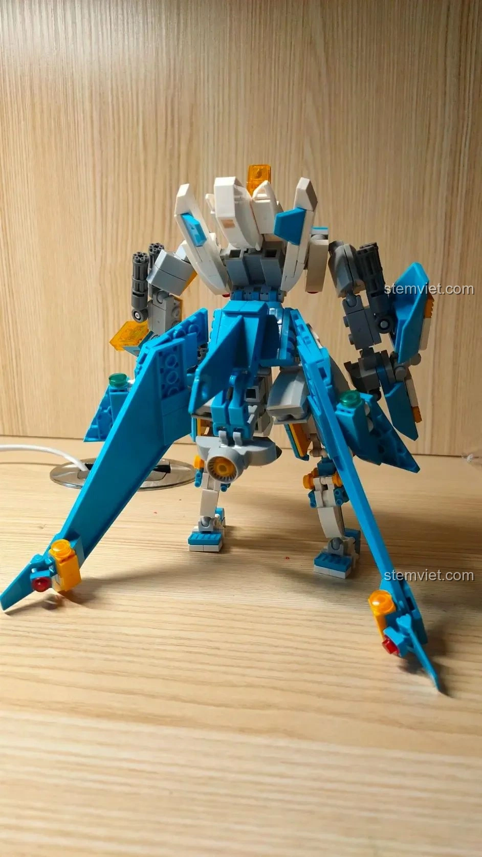 Robot WOMA C0407 với cánh được thiết kế thông minh, có thể gập xuống làm chân đỡ, giúp mô hình đứng vững chắc hơn.