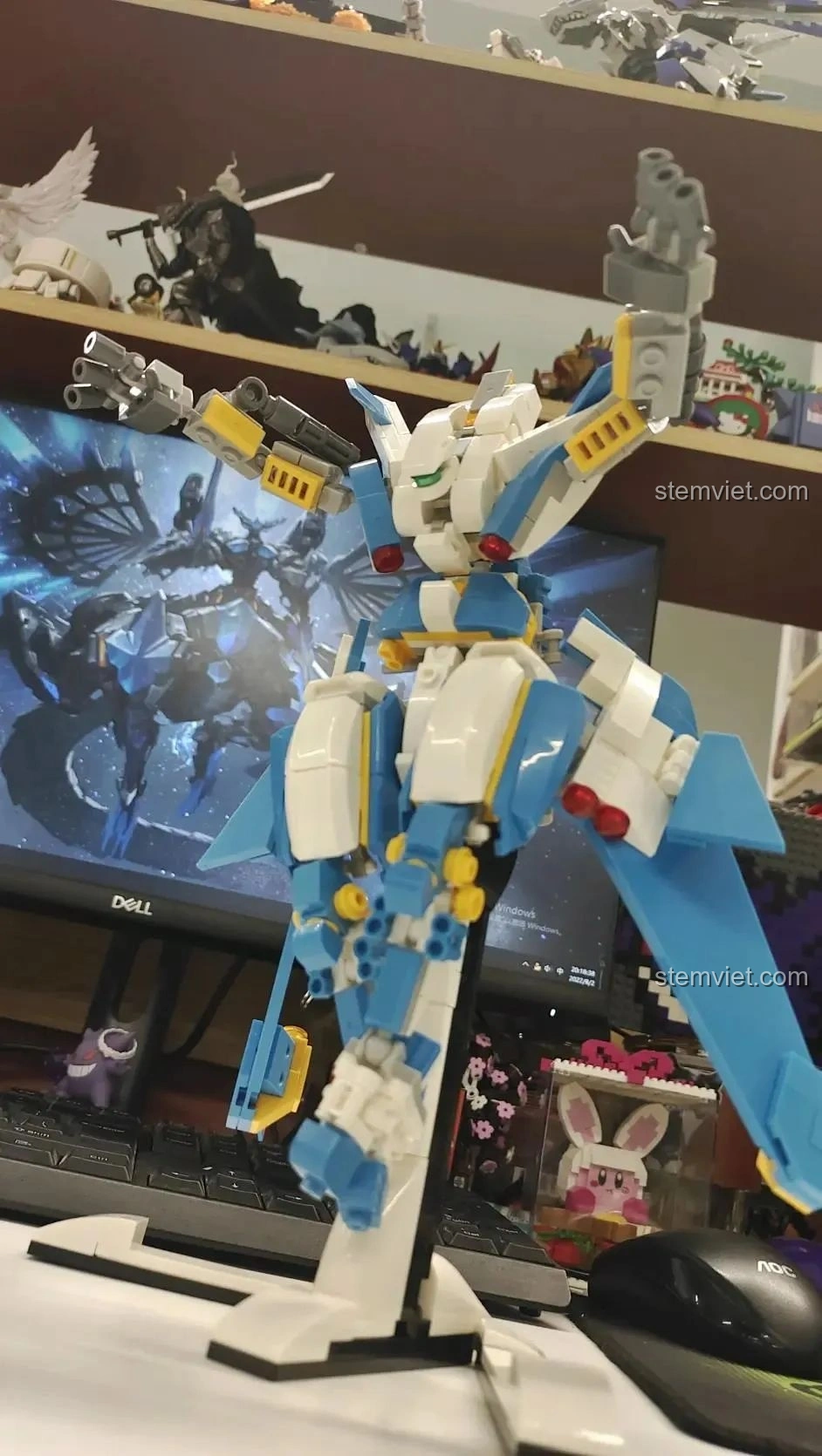 Robot WOMA C0407 Robot Biến Hình Không Trung Bá Vương - Thợ Săn Trời tạo dáng chiến đấu.