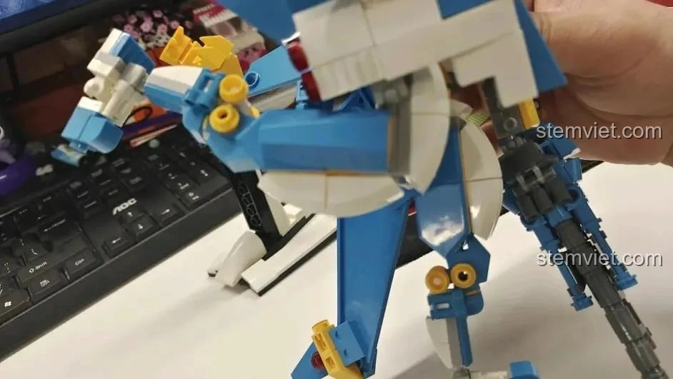 Robot WOMA C0407 Robot Biến Hình Không Trung Bá Vương - Thợ Săn Trời đá chân về phía sau 90 độ.