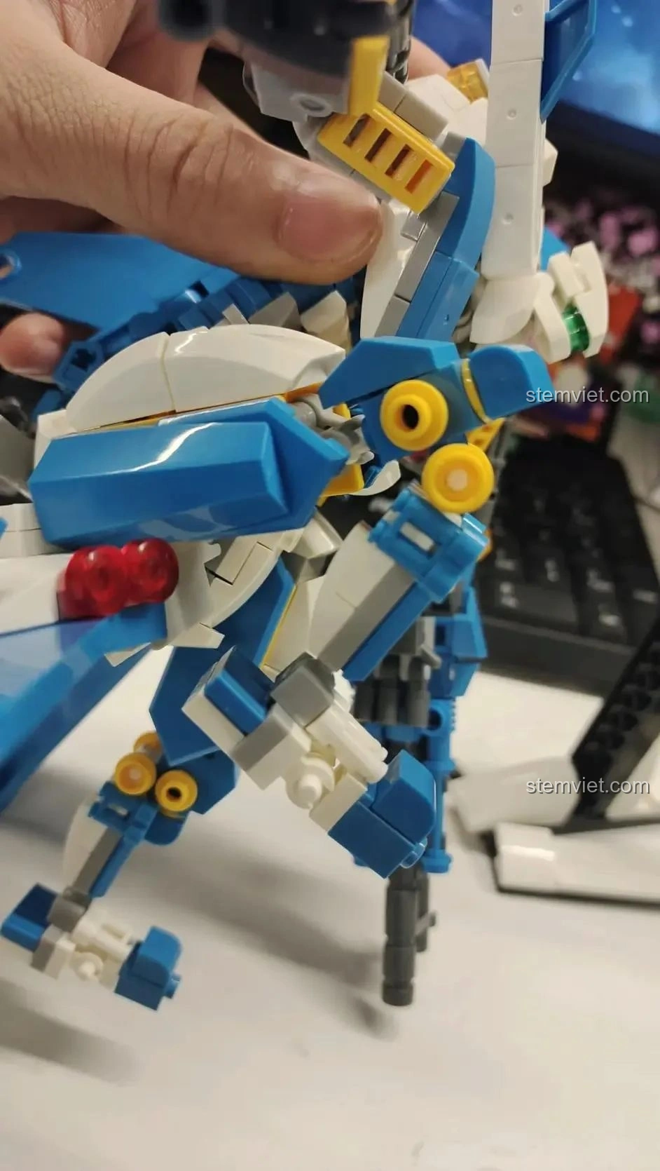 Robot WOMA C0407 Robot Biến Hình Không Trung Bá Vương - Thợ Săn Trời đá chân về phía trước 90 độ.