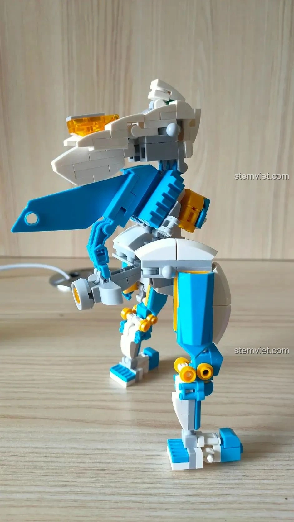 Hình ảnh robot WOMA C0407 đang trong quá trình lắp ráp, nhìn từ cạnh bên, thể hiện chi tiết cấu trúc và độ cân đối.